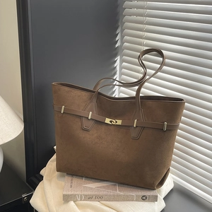Grand sac cabas rétro marron foncé avec fermoir doré et bandoulière pour le quotidien