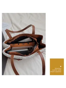 Vue macro de l'intérieur spacieux avec poches de ce sac cabas en cuir marron et polaire