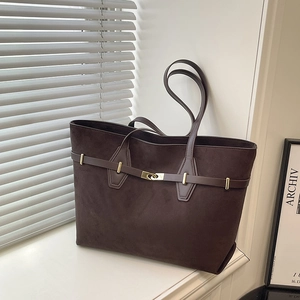 Sac fourre-tout vintage en daim marron avec boucle en métal et bandoulières pour le quotidien