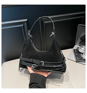 Dettaglio borsa hobo in pelle scamosciata nera con fibbie argentate e finitura opaca