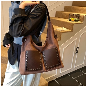 Détail du sac fourre-tout rétro en daim marron avec rivets et poches en cuir foncé