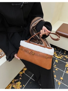 Détail du sac à bandoulière en cuir marron avec bordure en fausse fourrure blanche
