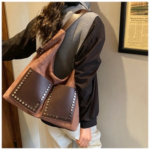 Détails des rivets et texture suédée du grand sac cabas vintage marron