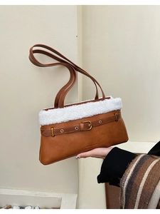 Détails de la garniture en laine sur sac baguette en cuir marron avec boucle métallique
