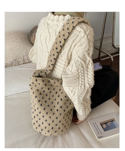 Detail of floral beige fleece shoulder bag with cozy lamb wool texture and wide strap
