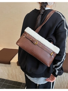 Détail de la bordure en peluche sur un sac baguette marron avec boucle en métal