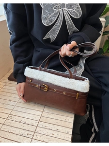 Détail de sac à main en similicuir avec bordure en laine d'agneau et boucle dorée