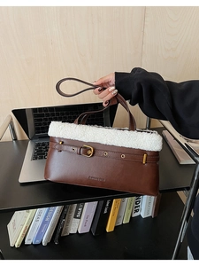 Gros plan d'un sac bandoulière en cuir PU marron avec bordure en laine et boucle métallique
