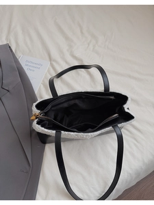 Détail du sac en cuir PU noir avec bordure en molleton blanc et poche intérieure zippée