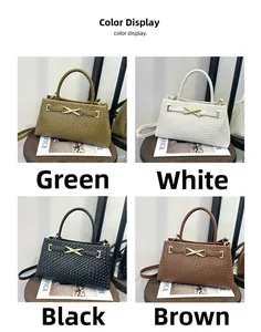 Vue détaillée des sacs tressés en vert, blanc, noir et marron avec boucles dorées