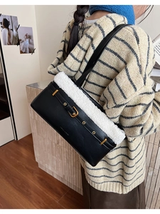 Détail du bord en imitation mouton et texture cuir noir sur le sac baguette chic
