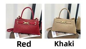 Détail de sacs à main tressés rouge et kaki avec boucles en X dorées et bandoulières