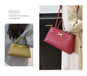 Gros plan du sac porté épaule en cuir tressé avec boucle dorée et texture fine