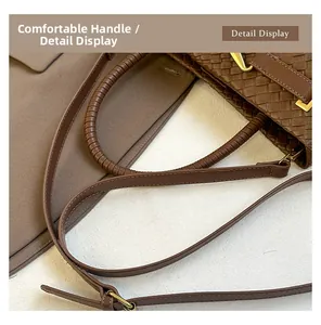 Détail de la texture en cuir tressé marron foncé et de la boucle en métal doré chic