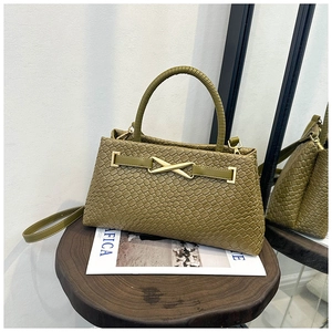 Détail d'un sac à main en cuir tressé vert olive avec fermoir en métal doré