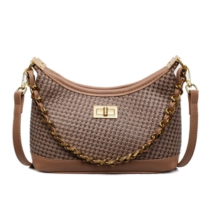 Sac hobo en tweed tissé marron avec fermoir rotatif doré et chaîne élégante