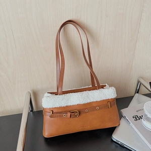 Sac à bandoulière marron vintage avec bordure en fausse fourrure et boucle