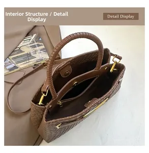 Vue macro de l'intérieur du sac tressé avec compartiment zippé et fermoir magnétique doré