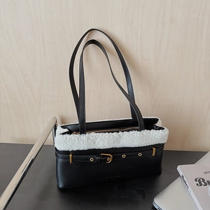 Sac sous le bras chic bicolore en imitation peau de mouton avec boucle métallique