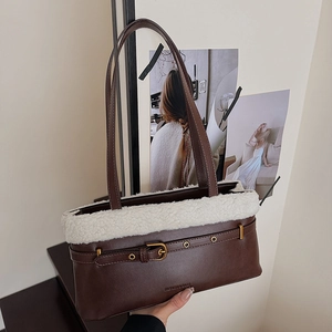 Sac baguette en similicuir marron avec bordure en polaire blanche et bride déco