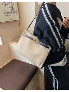 Détail du grand sac cabas avec bandoulière en cuir marron et boucle dorée