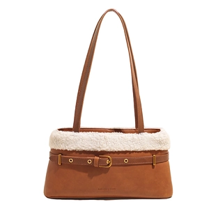 Sac sous le bras en cuir marron avec bordure en sherpa blanc et boucle dorée chic