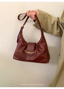 Détail du sac croissant bordeaux avec garniture en métal doré et cuir de qualité