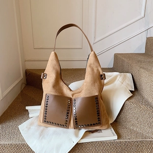 Sac hobo vintage en daim camel avec détails de rivets et grande capacité d'épaule
