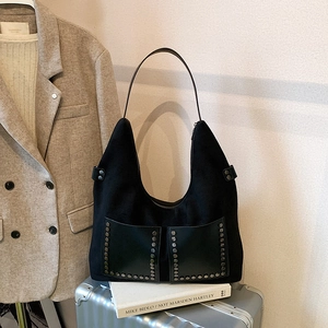 Sac hobo rétro noir en daim de grande capacité avec rivets argentés et poches en cuir