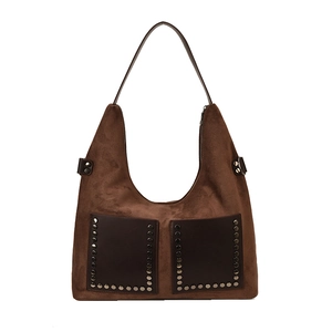 Sac hobo vintage en daim marron avec rivets argentés et doubles poches avant sur fond blanc