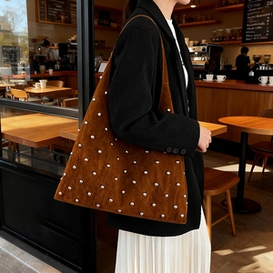 Sac cabas en daim marron avec rivets argentés et grande capacité de rangement
