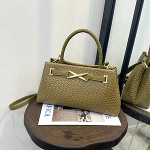 Sac panier tissé vert olive avec boucle en X dorée et bandoulière amovible élégante