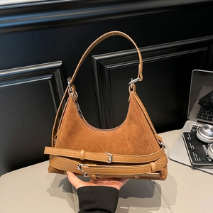 Borsa hobo in pelle scamosciata marrone con fibbie metalliche argentate e design chic