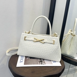 Sac à main tressé crème rétro avec boucle en métal doré et bandoulière amovible