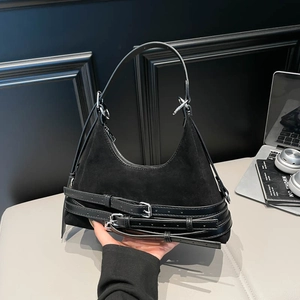 Borsa sottobraccio minimalista francese in camoscio nero con tripla fibbia e dettagli argento
