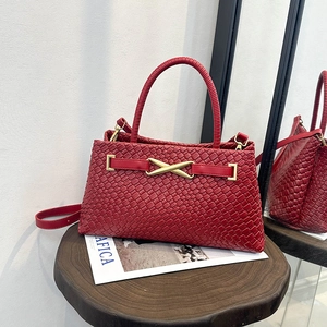Sac à main tressé rouge avec boucle dorée et bandoulière de style rétro minimaliste