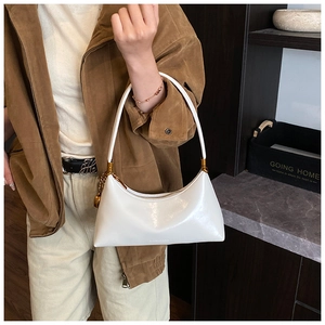 Sac sous le bras chic en cuir verni blanc avec chaîne dorée et détails métalliques