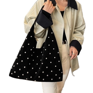 Grand sac hobo noir avec rivets métalliques argentés et texture en daim mat