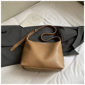 Vue détaillée du sac hobo marron avec texture grainée litchi et bandoulière réglable