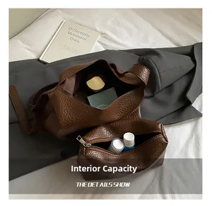 Détail montrant la capacité intérieure du sac cabas marron à texture cuir litchi