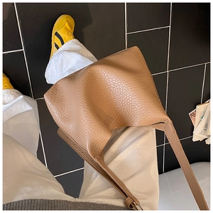 Détail du sac cabas en cuir chameau avec grain de lychee et large bandoulière