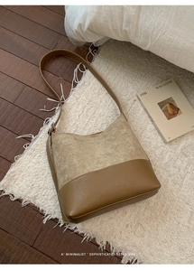 Vue de dessus détaillée du sac seau rétro en daim et cuir sur un fond chaleureux