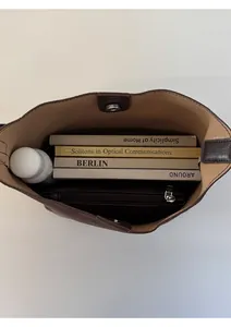 Vue de dessus de l'intérieur spacieux avec fermoir magnétique et poche zippée
