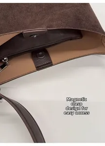 Détail du sac en daim marron avec fermeture magnétique et poche intérieure zippée