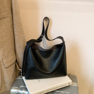 Sac hobo noir chic en cuir à grain litchi pour le bureau, le trajet et le style décontracté