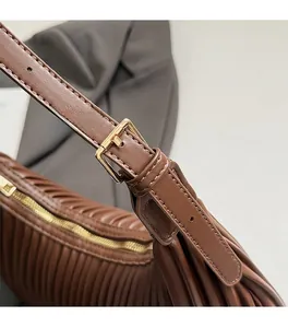 Détail du sac à main en cuir plissé marron avec boucle en métal doré de haute qualité