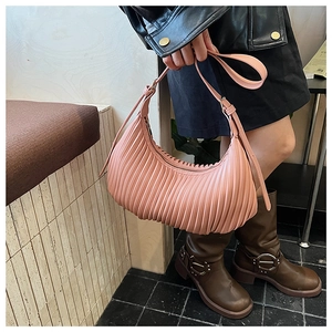 Détail du sac croissant rose avec plis accordéon uniques et bandoulière réglable