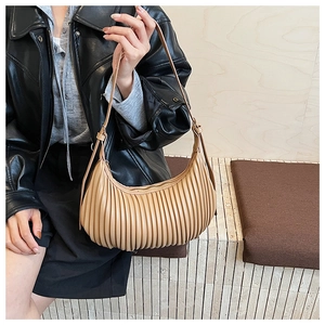 Détail du sac hobo kaki montrant la texture plissée élégante et la fermeture éclair en métal