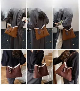 Detailansicht der Wildleder-Einkaufstasche mit weißem Plüschrand und Schleife