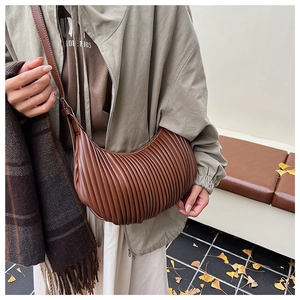 Vue détaillée d'un sac bandoulière en demi-lune plissé marron caramel texturé